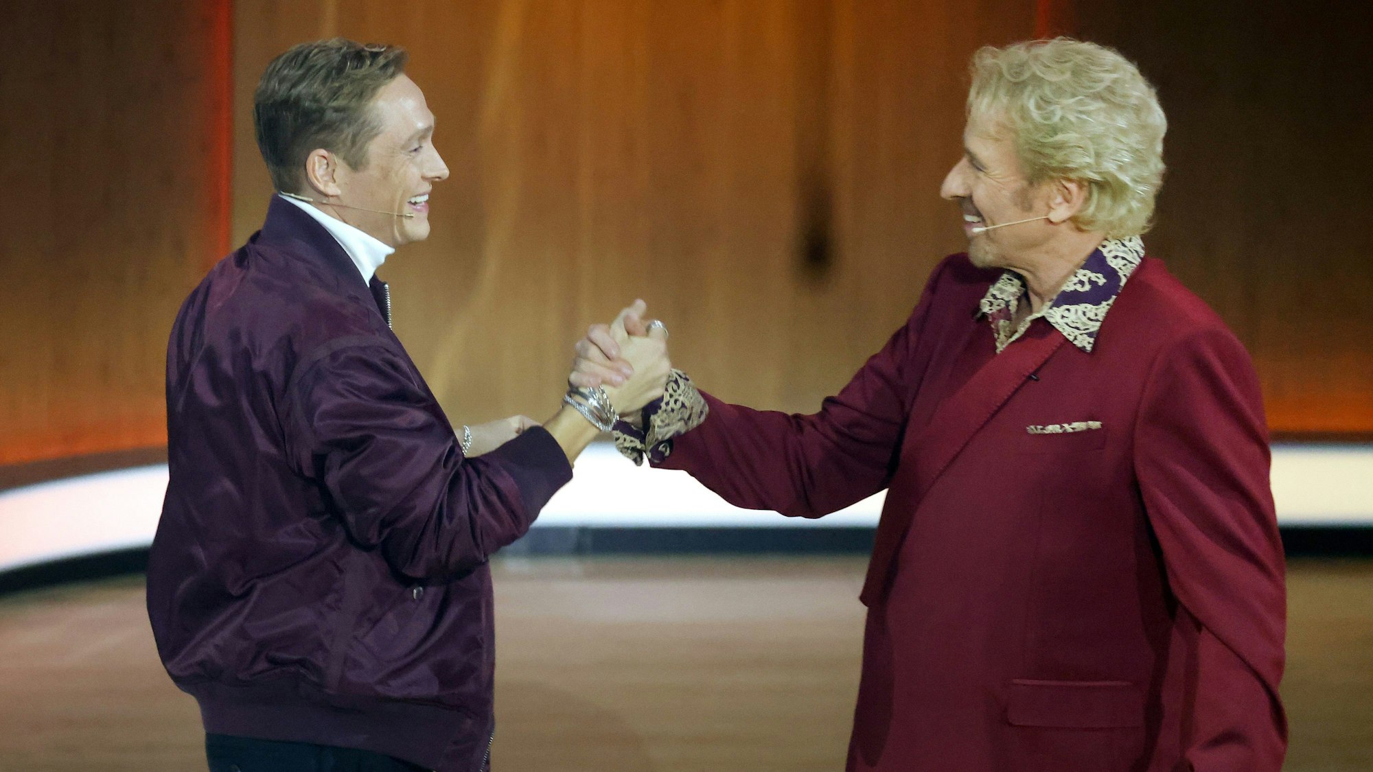 25.11.2023, Baden-Württemberg, Offenburg: Moderator Thomas Gottschalk (r) begrüßt bei der ZDF-Show "Wetten, dass..?" den Schauspieler Matthias Schweighöfer. Gottschalk moderiert zum letzten Mal «Wetten, dass..?». Nach 36 Jahren beendet er am 25. November seine Karriere als Wett-Moderator. Foto: Philipp von Ditfurth/dpa +++ dpa-Bildfunk +++