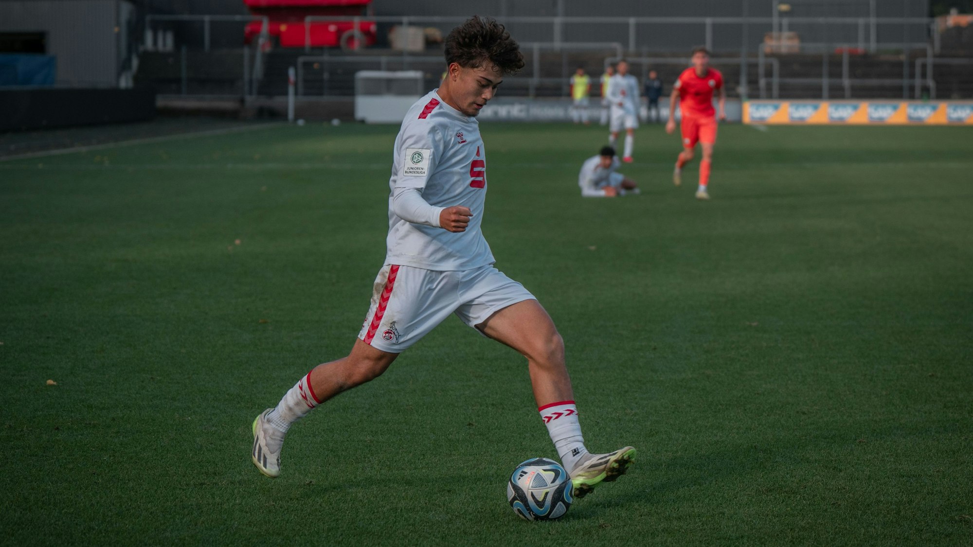 Justin von der Hitz mit dem Ball am Fuß