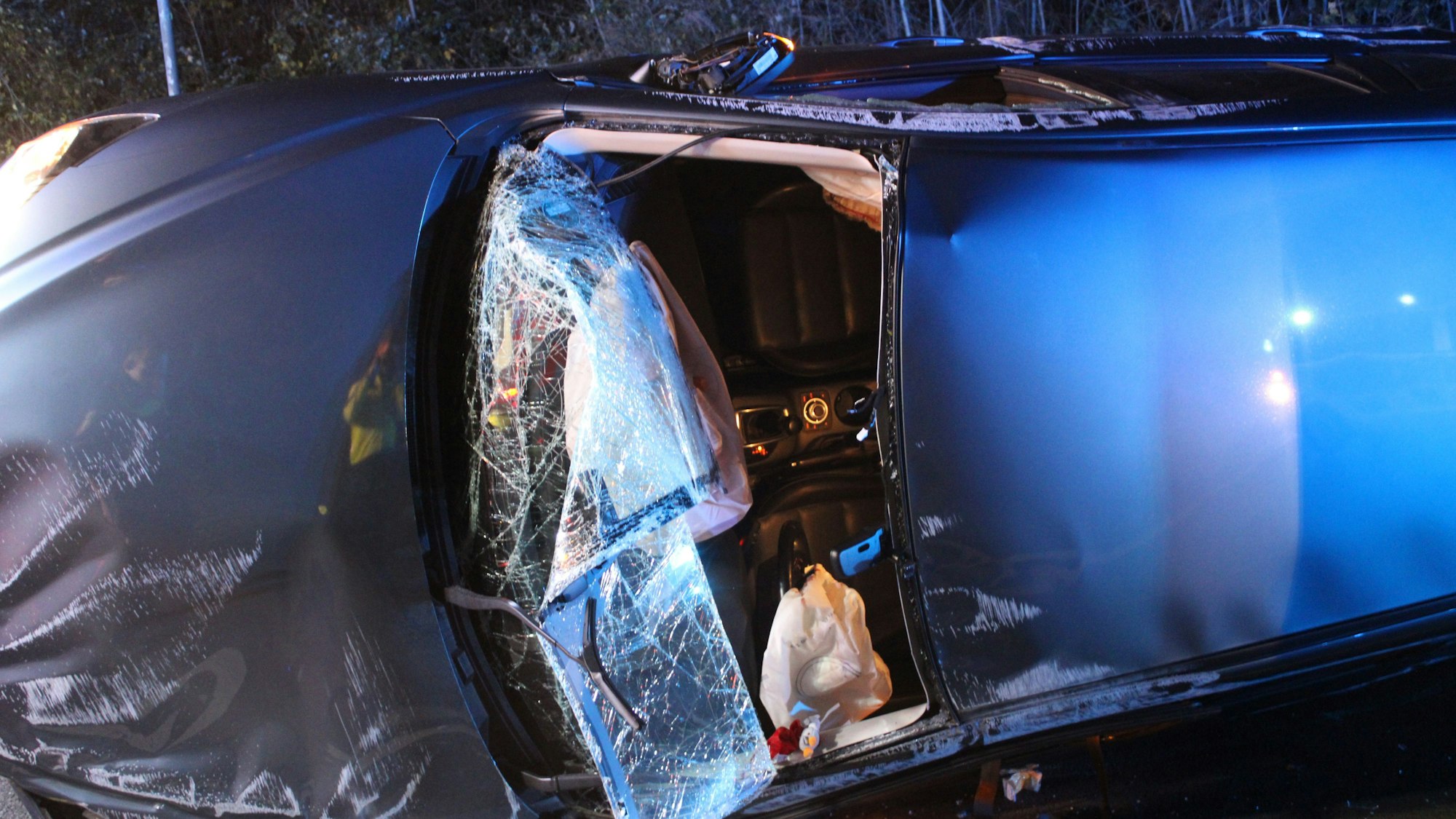 Der Unfallwagen liegt auf der Seite.