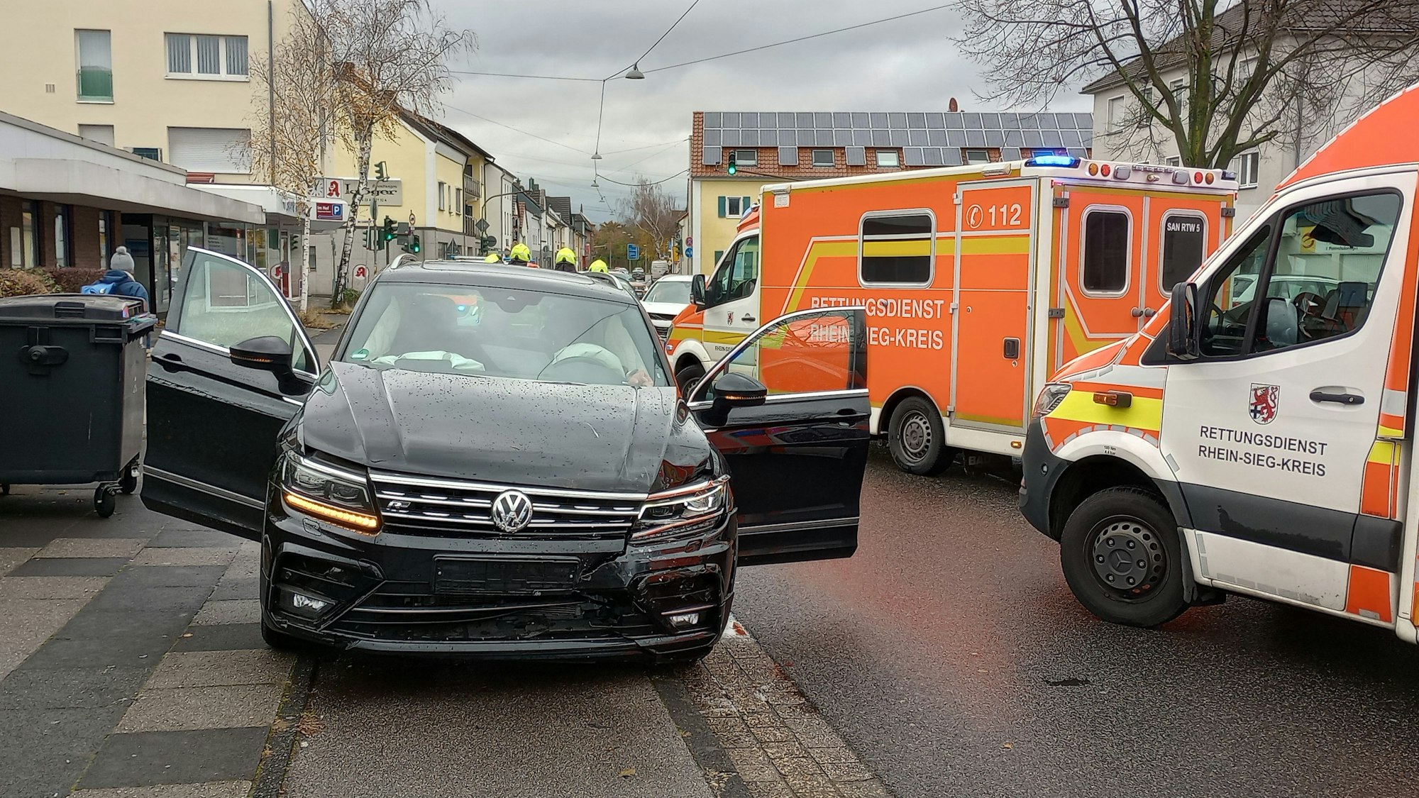 Ein beschädigtes Auto am Unfallort.