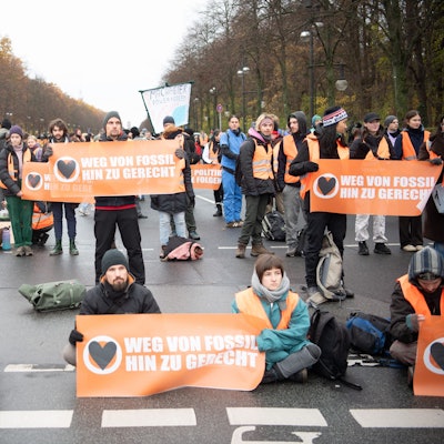 Aktivisten der Klimaschutzgruppe "Letzte Generation" und anderer Gruppierungen blockieren die Straße des 17. Juni.