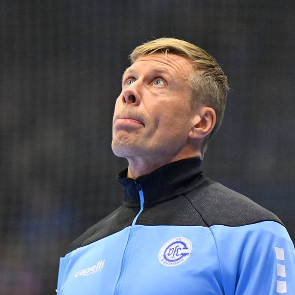 VfL-Trainer Gudjon Valur Sigurdson blickt nach oben.