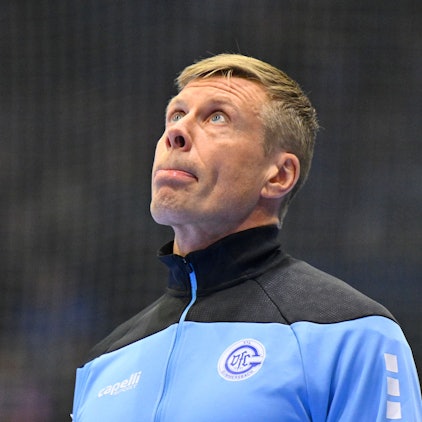 VfL-Trainer Gudjon Valur Sigurdson blickt nach oben.