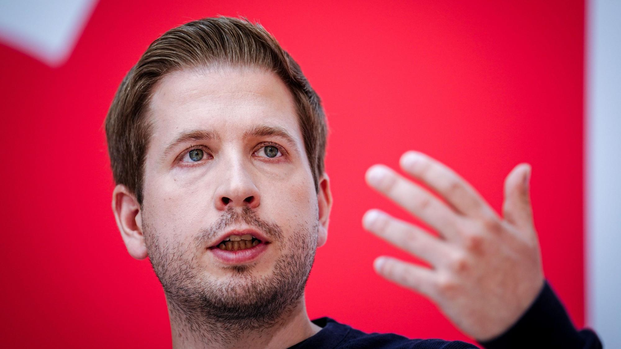 ARCHIV - 04.07.2022, Berlin: Kevin Kühnert, SPD-Generalsekretär, gibt eine Pressekonferenz nach den Gremiensitzungen seiner Partei. (zu dpa "Kühnert: Heizungsgesetz vor der Sommerpause «absolut realistisch»") Foto: Kay Nietfeld/dpa +++ dpa-Bildfunk +++