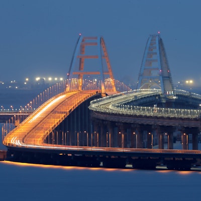 Putins Prestigeprojekt: Die Krim-Brücke verbindet die Halbinsel und das russische Festland. Kremlchef Wladimir Putin ließ sie in Windeseile nach der Besetzung der Krim 2014 errichten. (Archivbild)