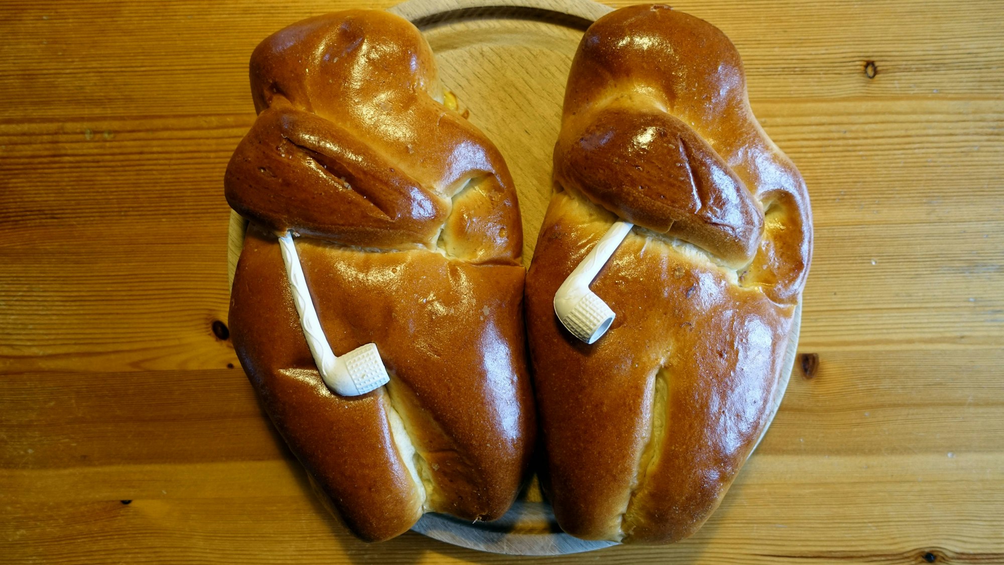 Zwei Weckmänner auf einem Tisch. Ein Plakat mit Werbung für das Gebäck hat eine Gender-Debatte in sozialen Netzwerken losgetreten. (Symbolbild)