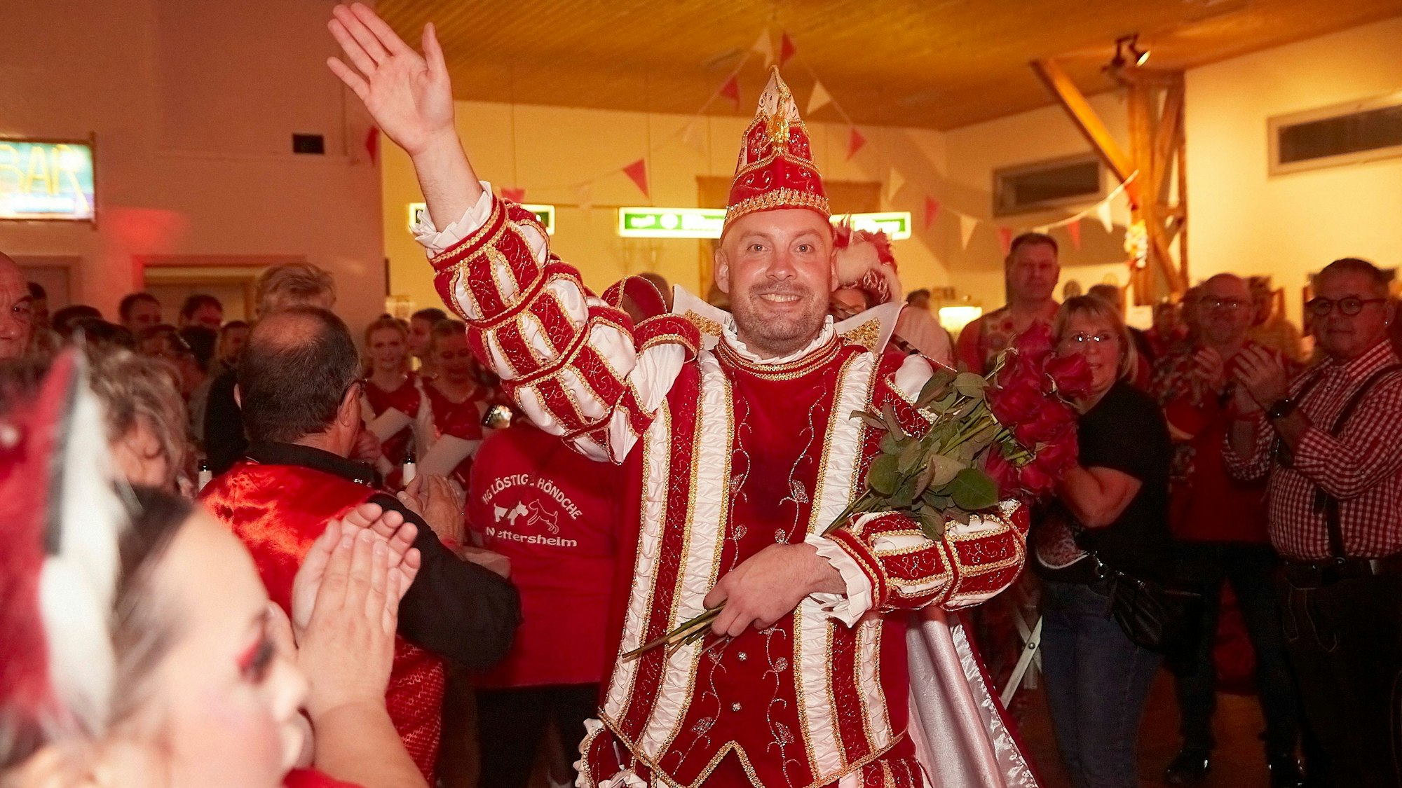 Das Bild zeigt Prinz Knibbi, wie er auf dem Weg zur Bühne ist.