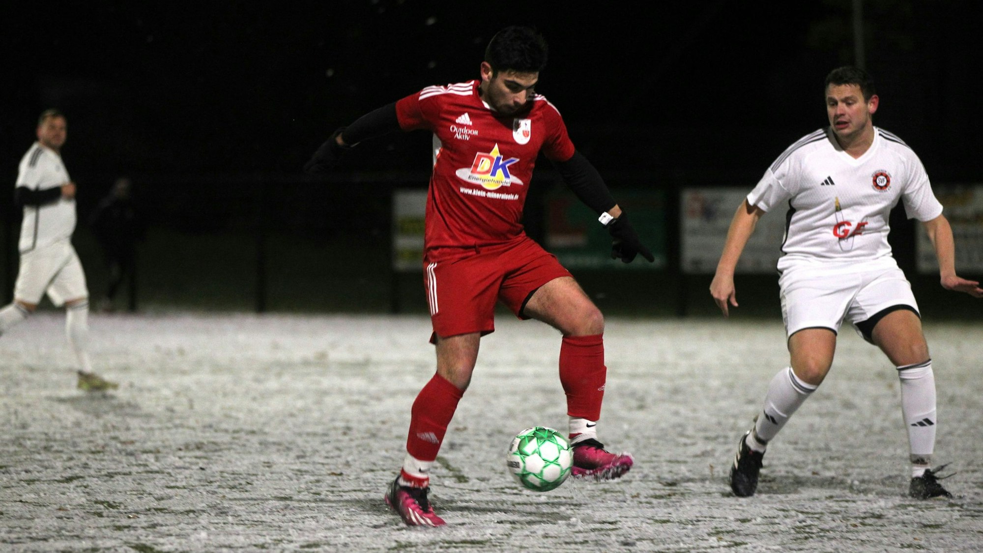 Dahlems Silvio Ferjani führt den Ball, Frauenbergs Pascal Schröder guckt zu.