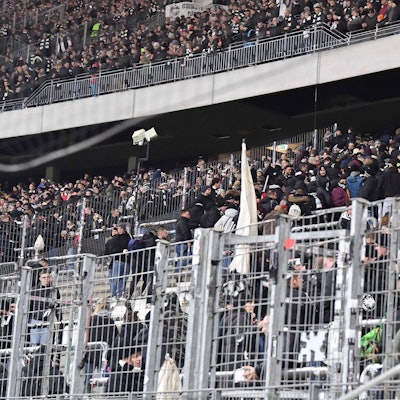 Die aktive Fan-Szene (Ultras) von Eintracht Frankfurt verlässt nach dem Polizeieinsatz gemeinsam den Block.