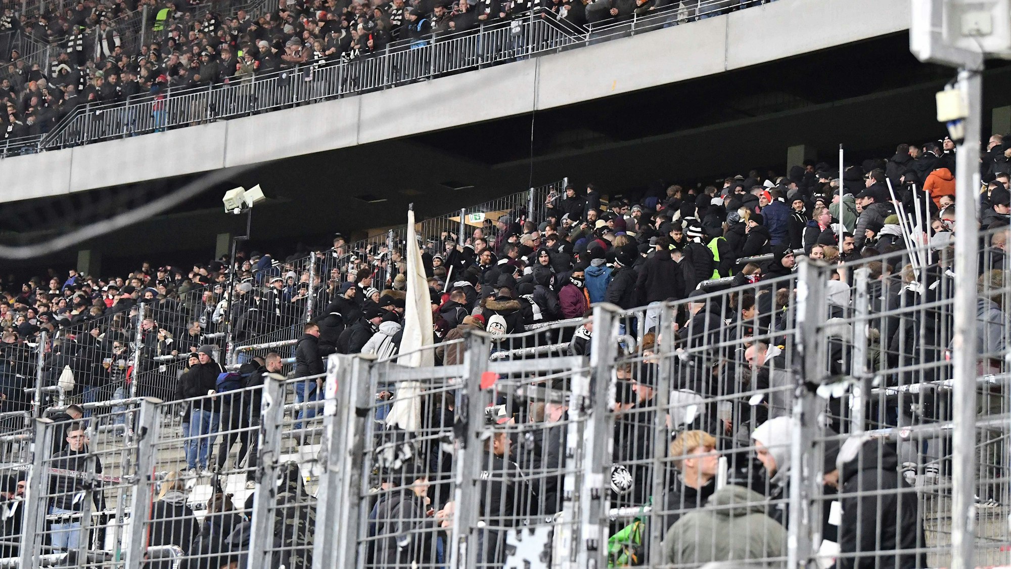 Die aktive Fan-Szene (Ultras) von Eintracht Frankfurt verlässt nach dem Polizeieinsatz gemeinsam den Block.