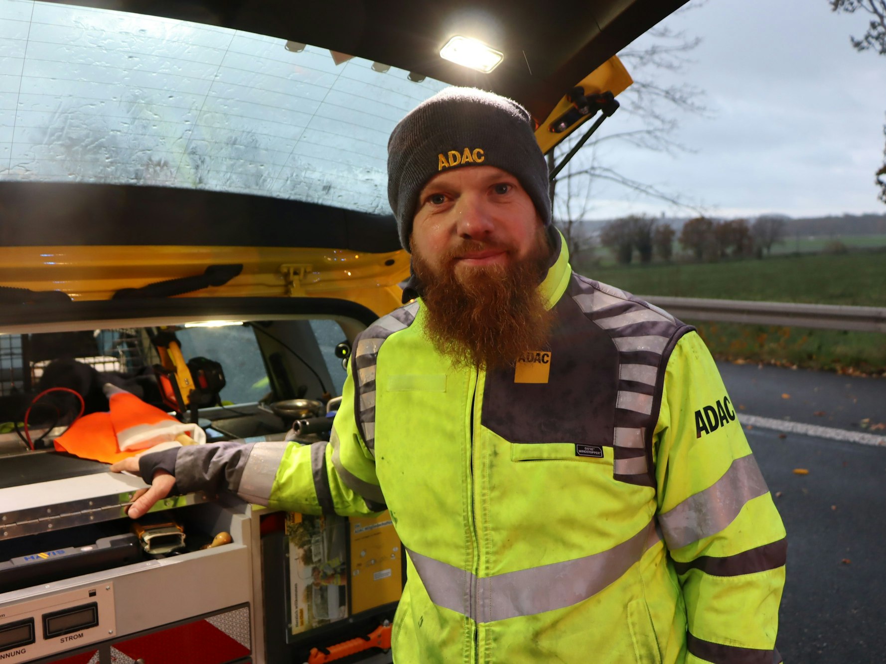 Das Bild zeigt Michel Biard an seinem ADAC-Pannenhilfewagen.