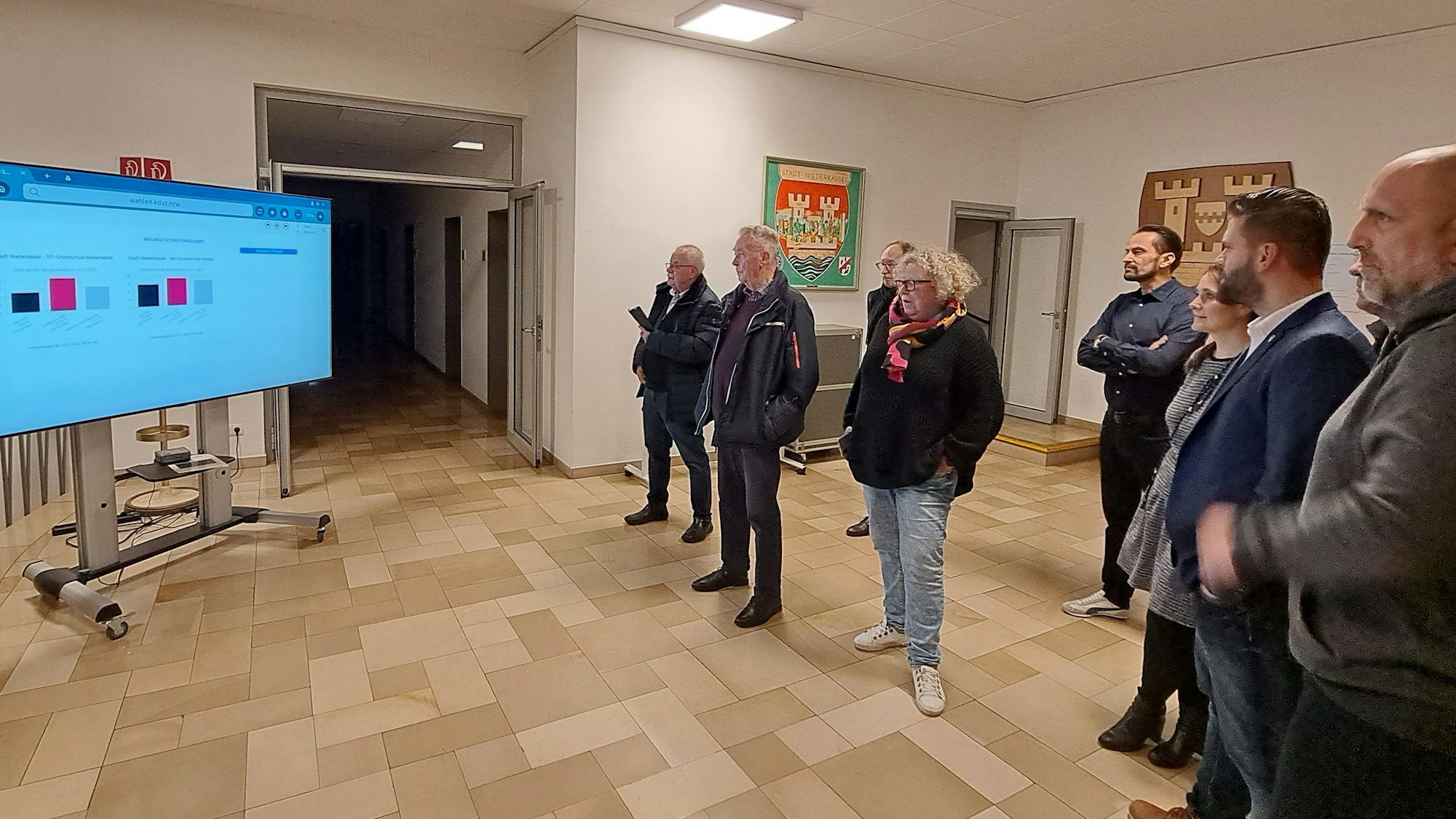 Gespannt wird im NiederkasselerRathaus die Auszählung der Stimmen verfolgt.