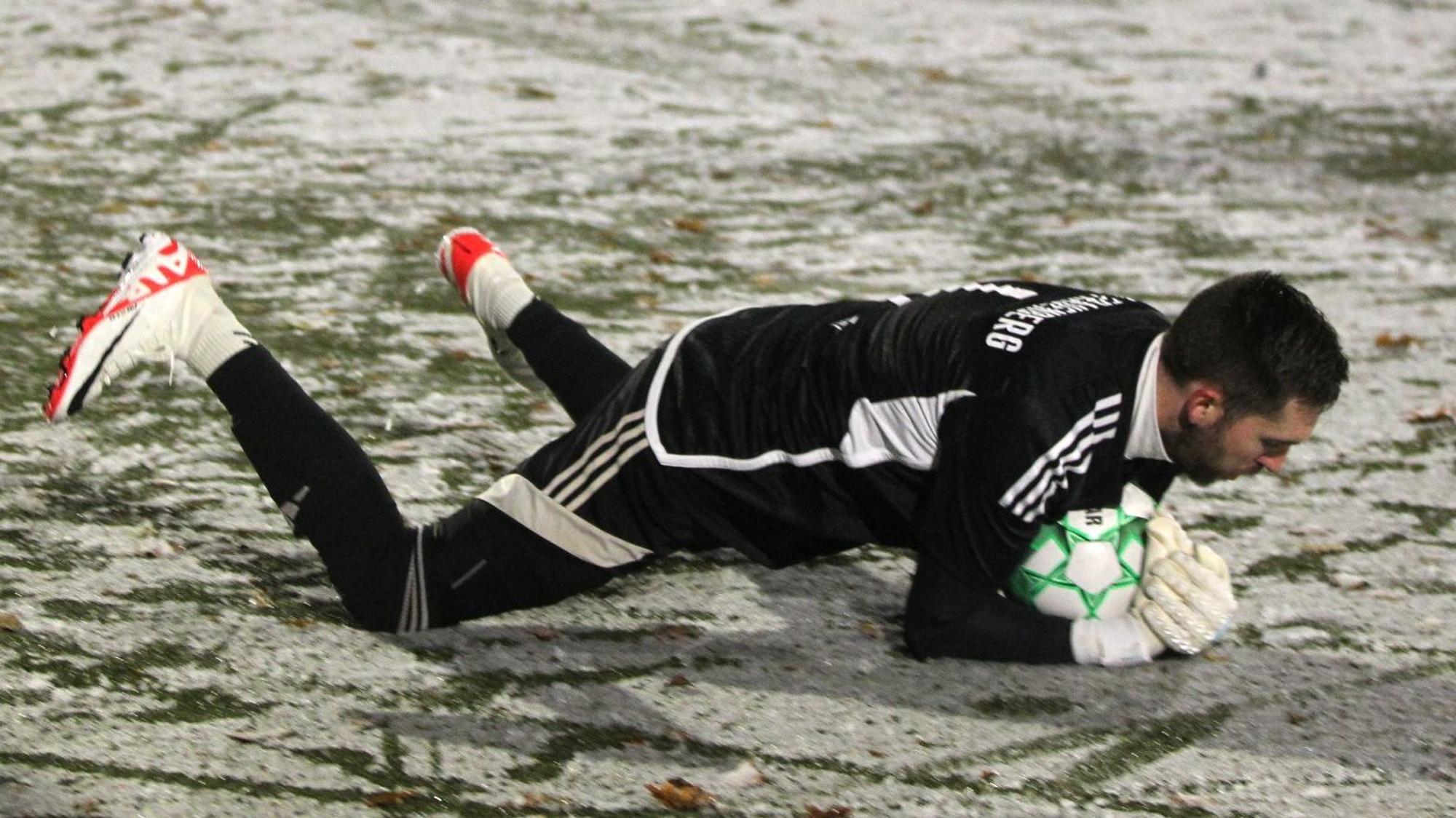 Frauenbergs Torwart Chistopher Hoßdorf schmeißt sich auf den Ball.