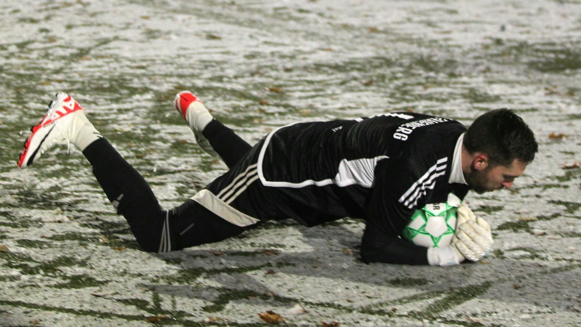 Frauenbergs Torwart Chistopher Hoßdorf schmeißt sich auf den Ball.