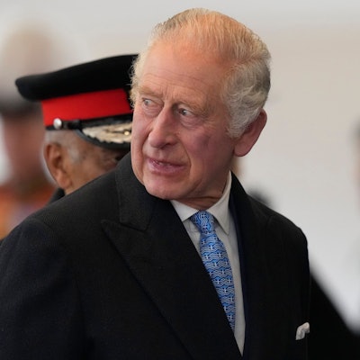 König Charles III. bei seiner Ankunft zu einer feierlichen Begrüßung.