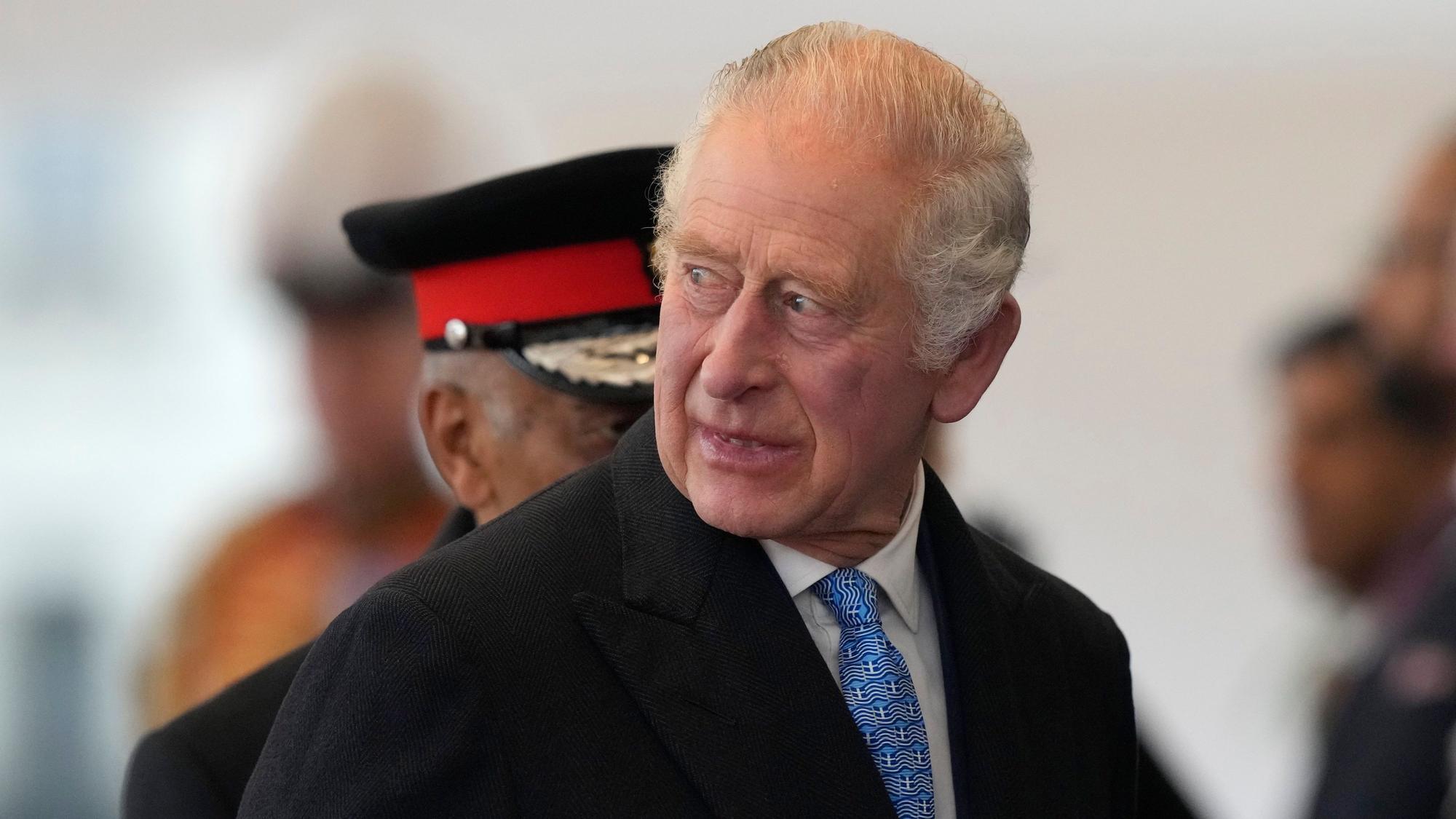 König Charles III. bei seiner Ankunft zu einer feierlichen Begrüßung.