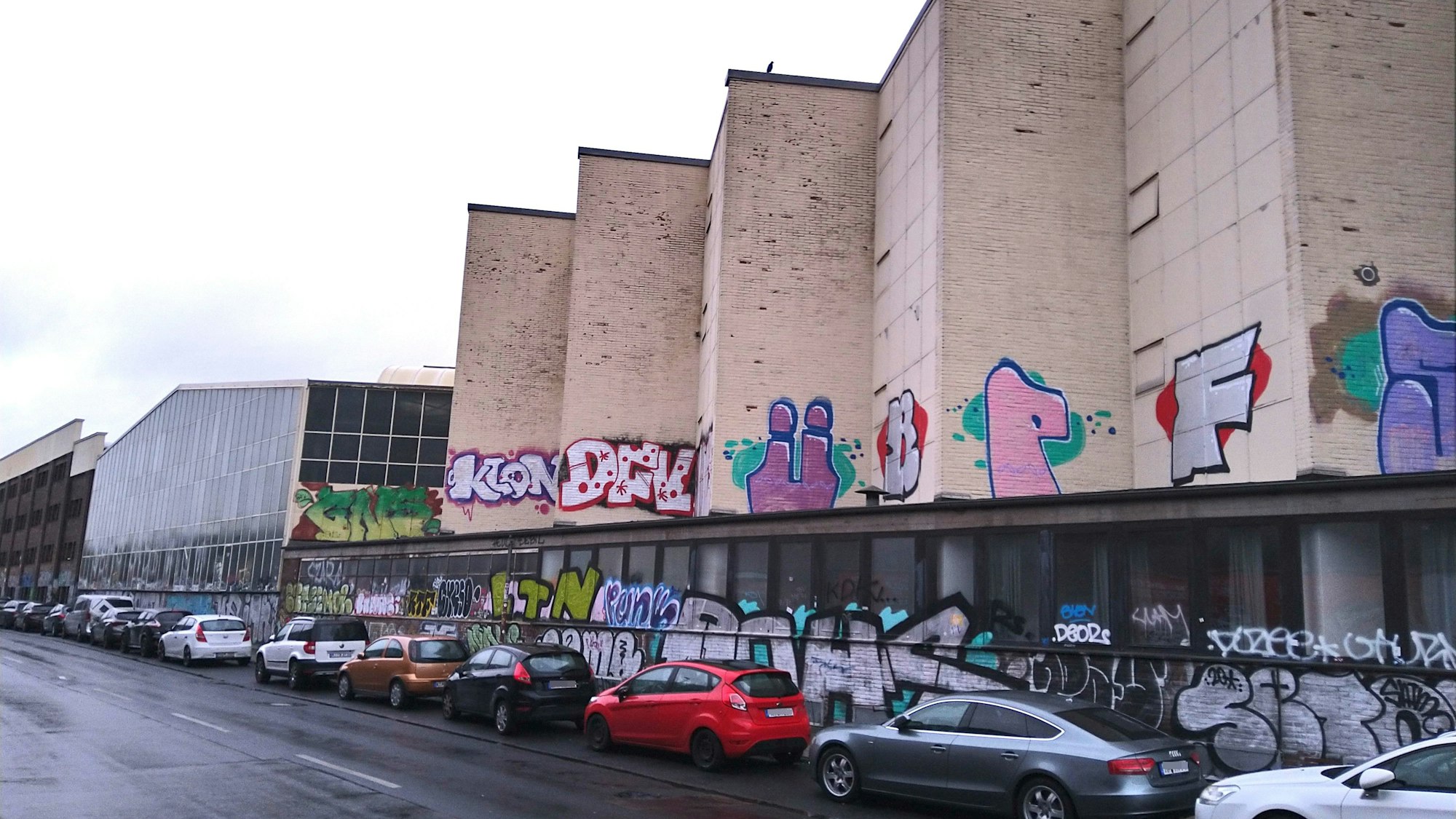 An einer Straße stehen viele Autos.