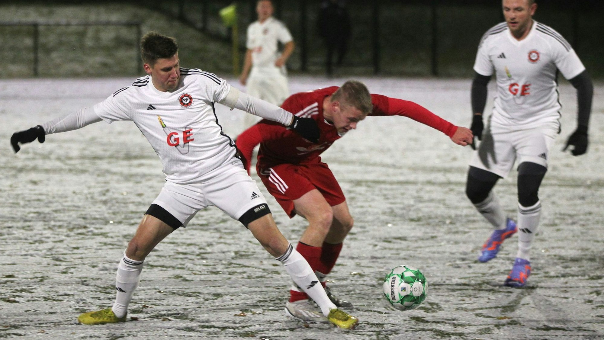 Frauenbergs Marcel Kaiser und Dahlems Timo Wassong im Zweikampf.