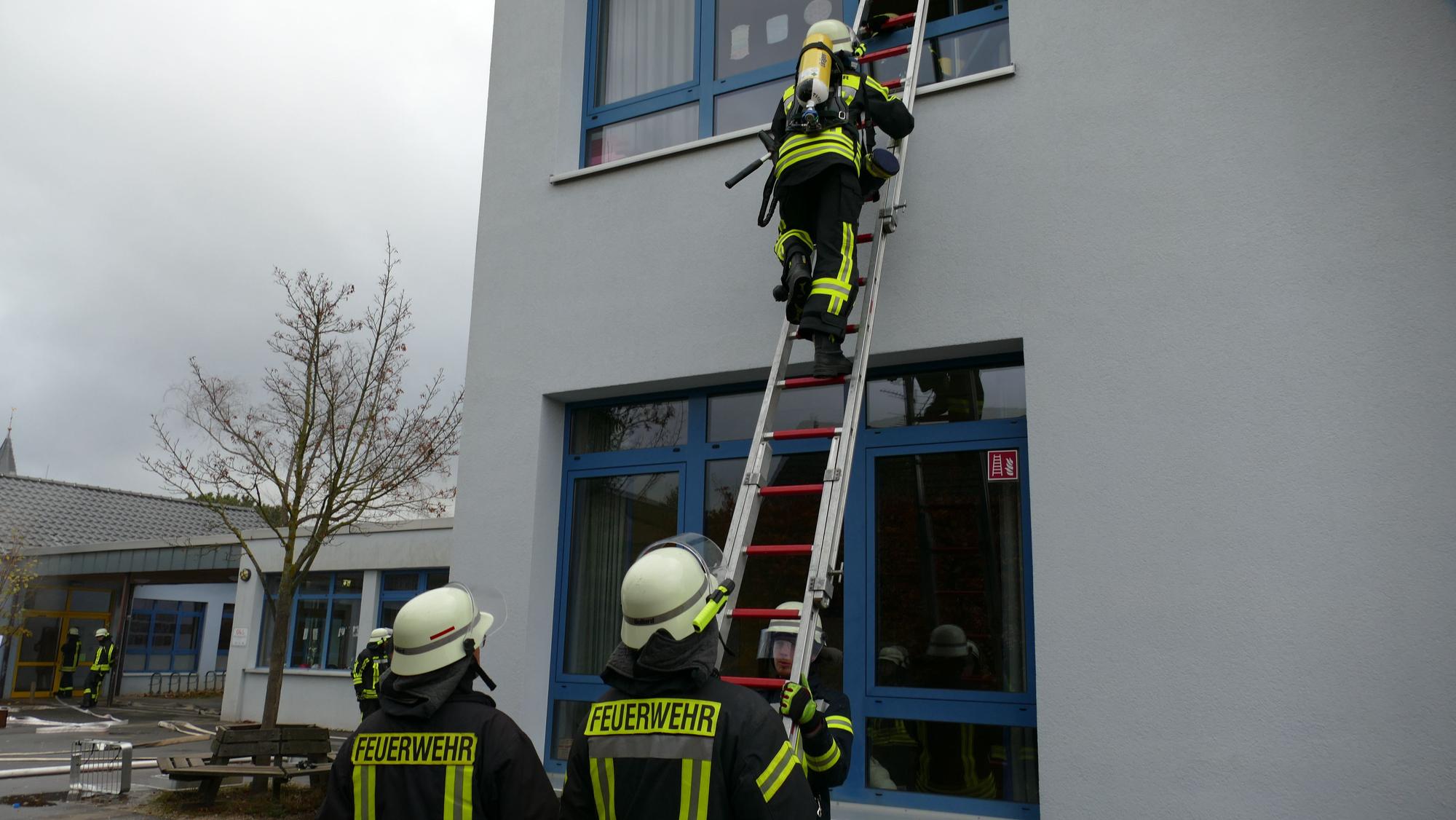 Ein Feuerwehrmann unter Atemschutz auf dem Weg nach oben.