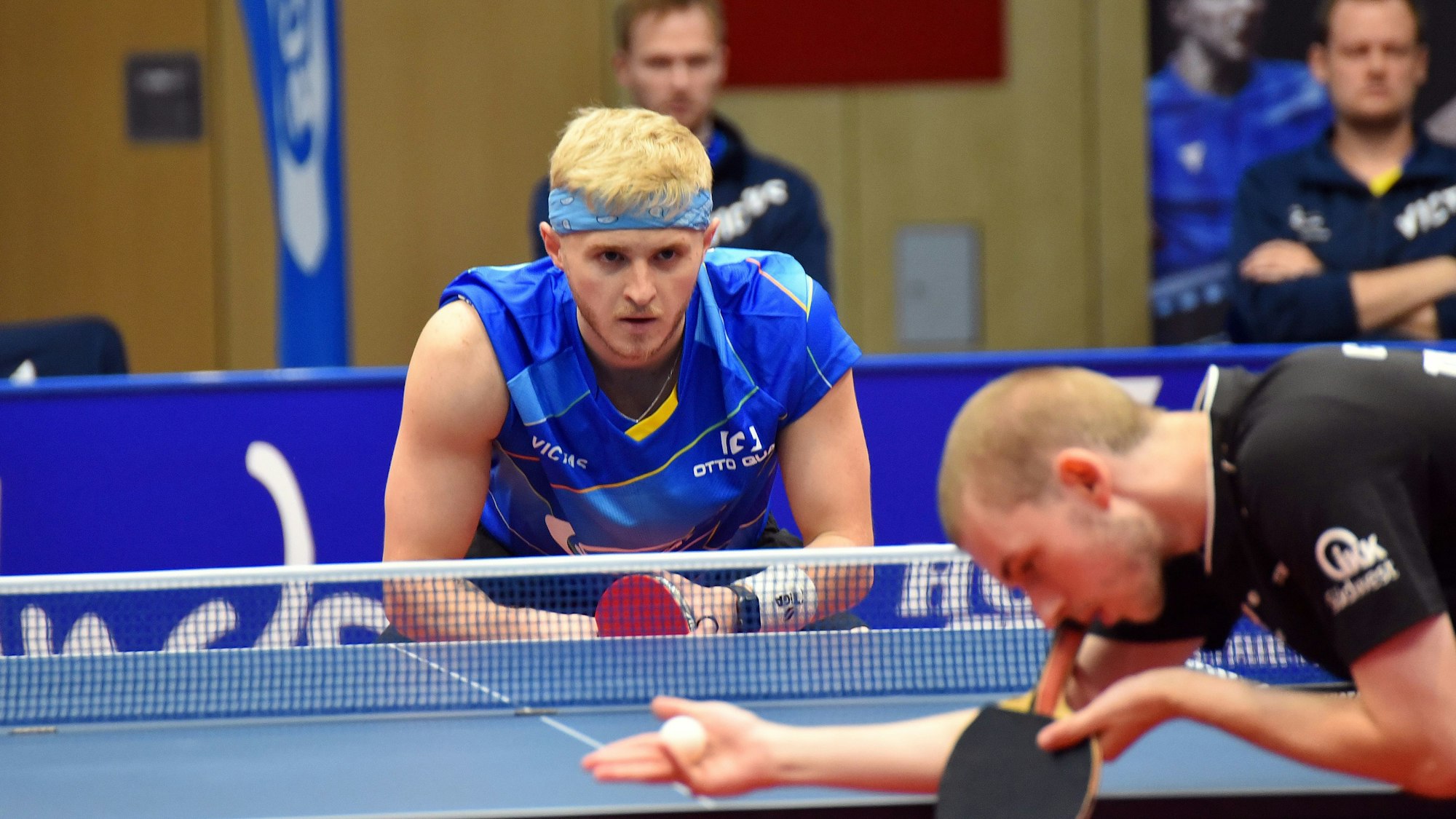 Konzentriert wartet Romain Ruiz an der Platte auf den Aufschlag seines Gegners.