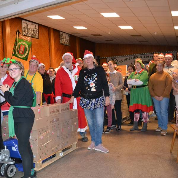 Beim Packen der Weihnachtsgeschenke herrschte eine ausgelassene Stimmung.