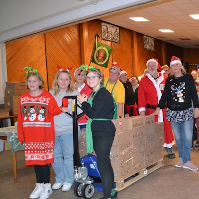 Beim Packen der Weihnachtsgeschenke herrschte eine ausgelassene Stimmung.
