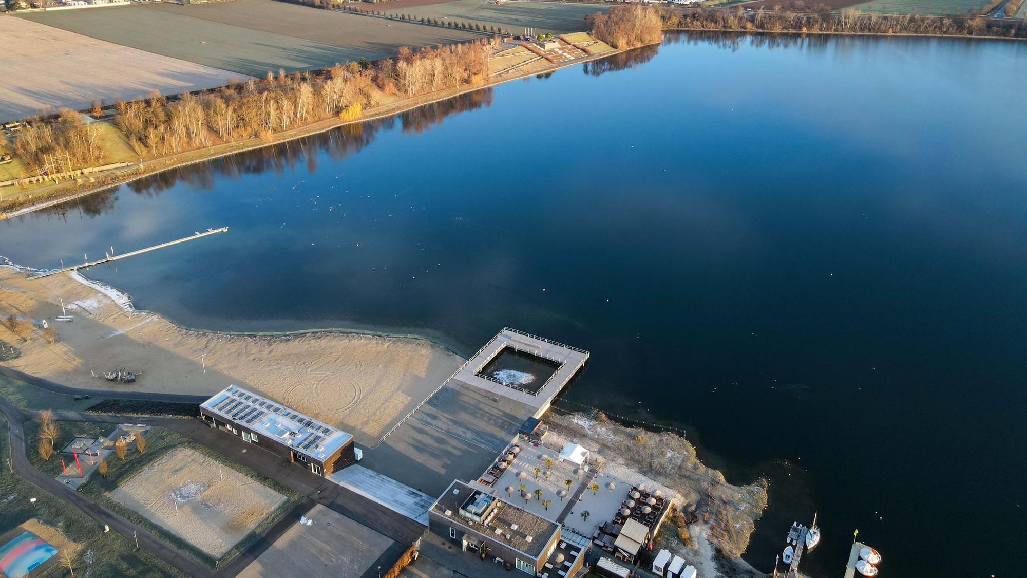 Ein Luftbild zeigt den Zülpicher See und Teile des Seeparks von oben.