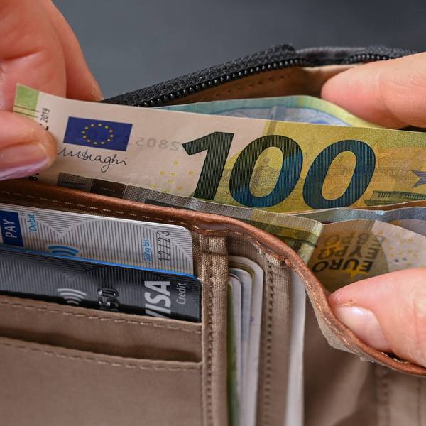 Viele Eurobanknoten stecken in einer Geldbörse (gestellte Aufnahme).