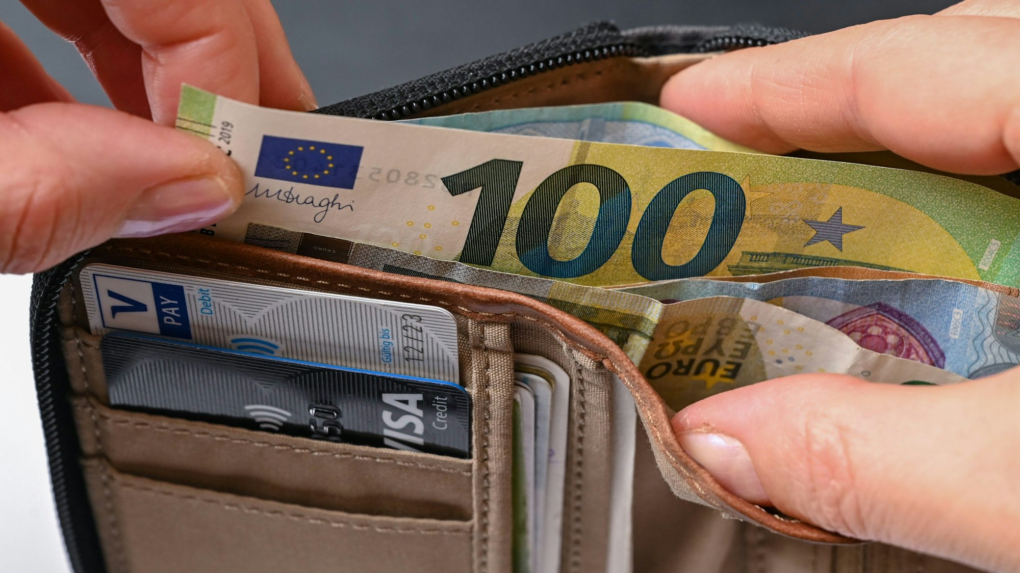 Viele Eurobanknoten stecken in einer Geldbörse (gestellte Aufnahme).