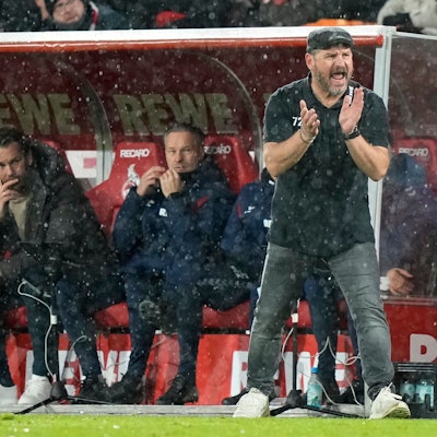 m kurzärmligen Shirt bei nasskaltem November-Wetter: FC-Chefcoach Steffen Baumgart beim Spiel gegen Bayern München.(AP Photo/Martin Meissner)