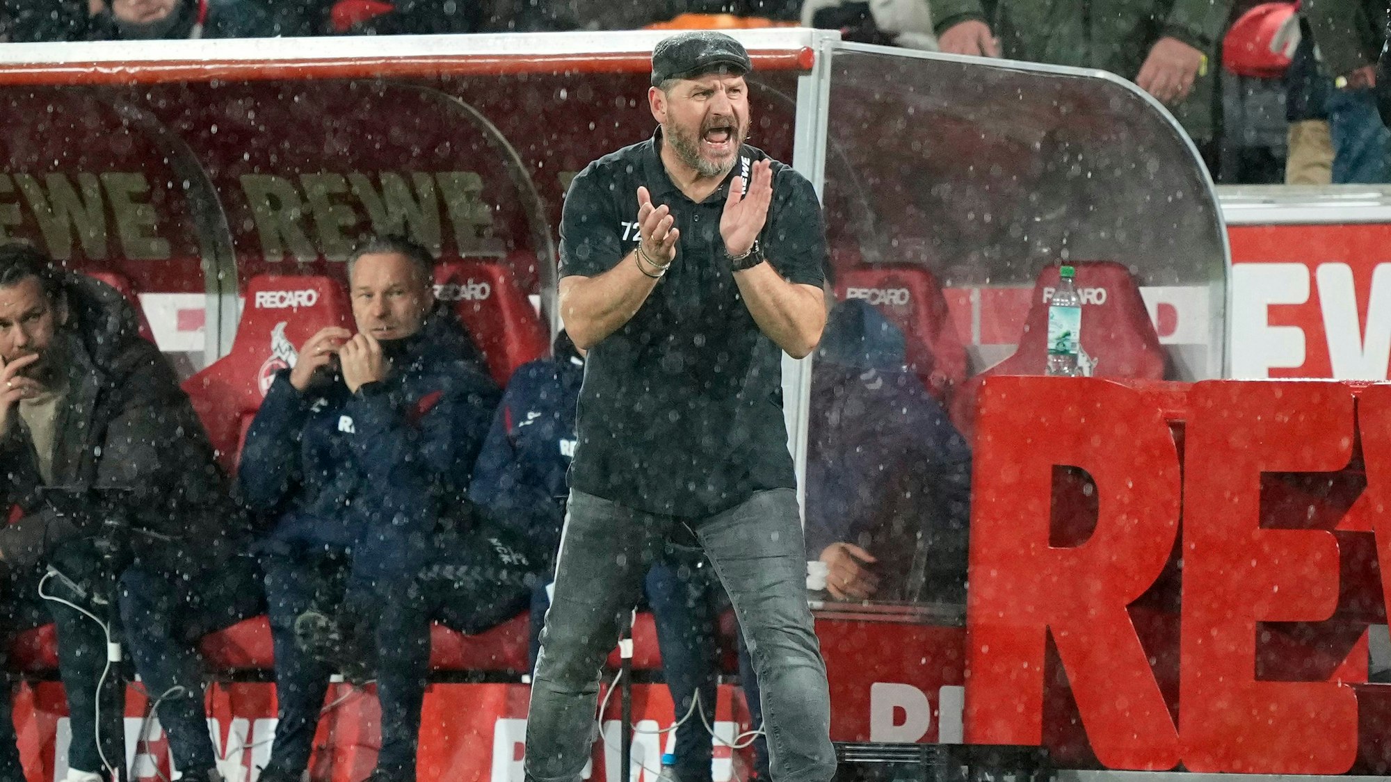 m kurzärmligen Shirt bei nasskaltem November-Wetter: FC-Chefcoach Steffen Baumgart beim Spiel gegen Bayern München.(AP Photo/Martin Meissner)