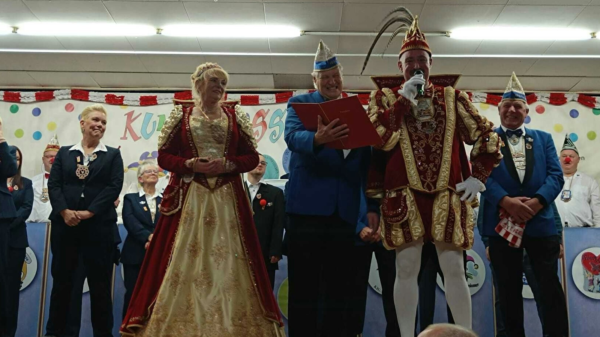 Zu sehen sind die Tollitäten und Verantwortlichen auf der Bühne der Gaststätte Kuhl.