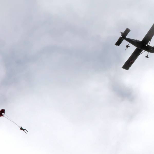 Fallschirmspringer der Schweizer Luftwaffe springen aus einem Flugzeug des Typs Pilatus PC-6 ab. Bei Fallschirmsprüngen in Frankreich aus einem gleichen Flugzeug kam es zu einem tödlichen Unfall. (Symbolbild)