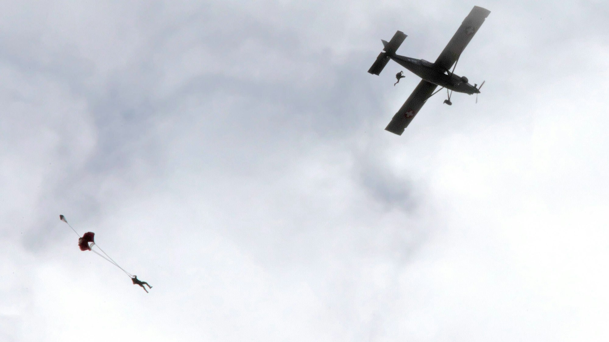 Fallschirmspringer der Schweizer Luftwaffe springen aus einem Flugzeug des Typs Pilatus PC-6 ab. Bei Fallschirmsprüngen in Frankreich aus einem gleichen Flugzeug kam es zu einem tödlichen Unfall. (Symbolbild)