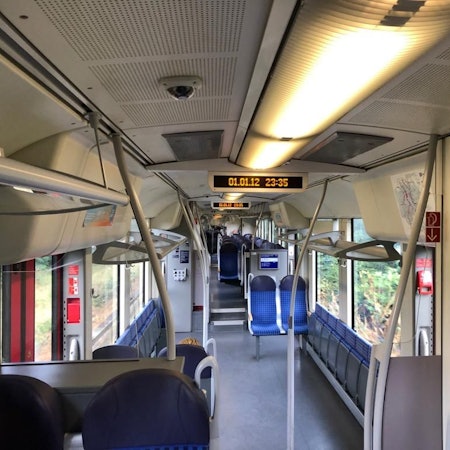 Das Bild zeigt das Abteil einer Regionalbahn
