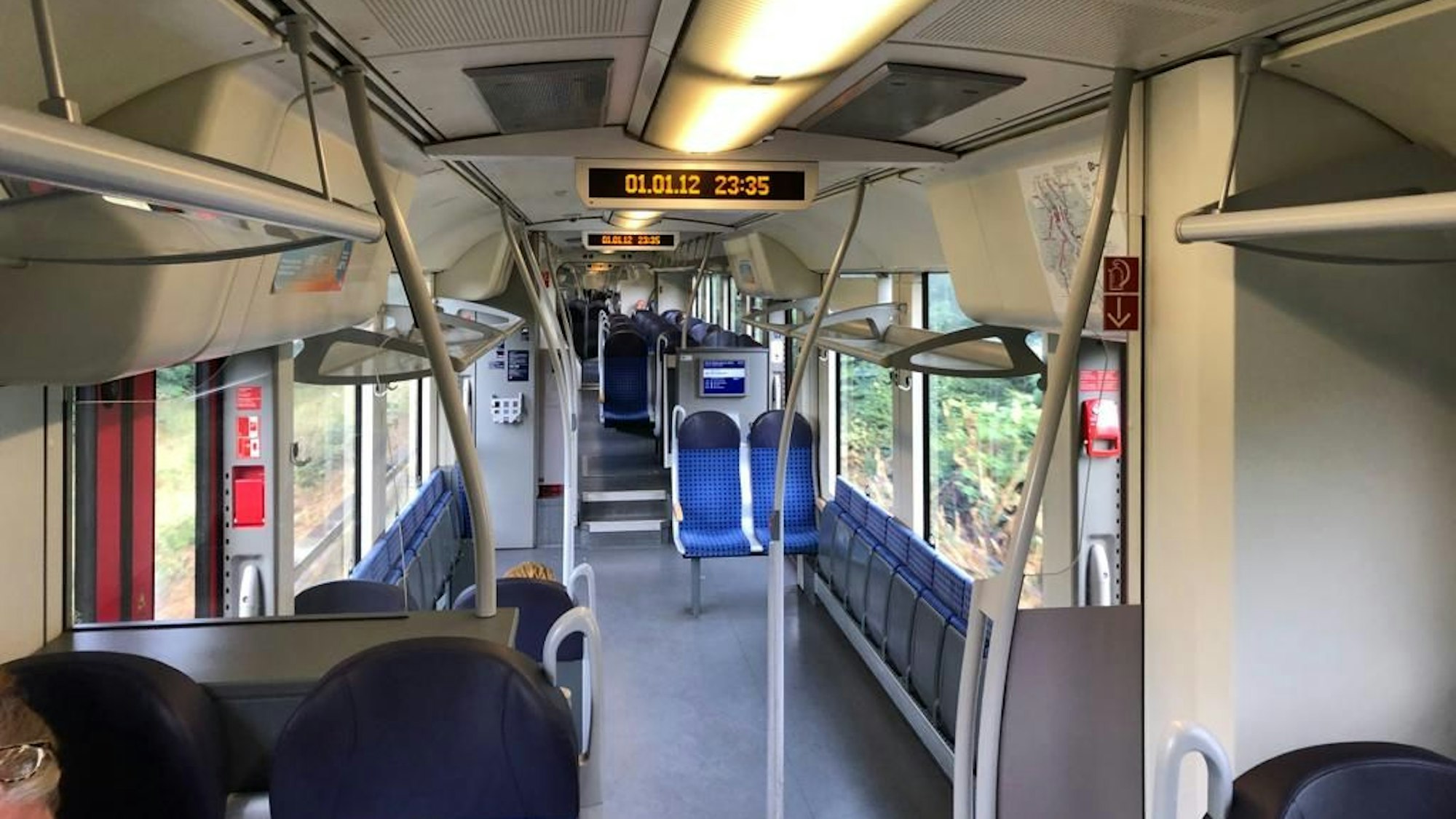 Ein Abteil in der Regionalbahnlinie 25.