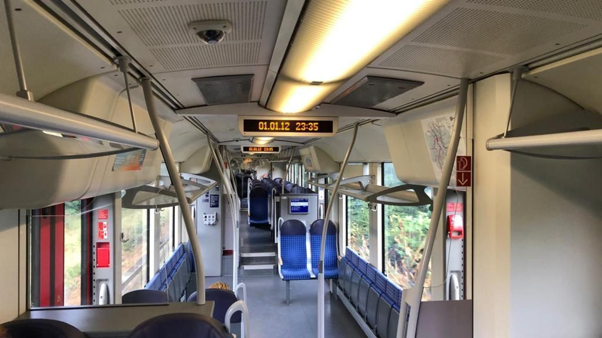 Das Bild zeigt das Abteil einer Regionalbahn