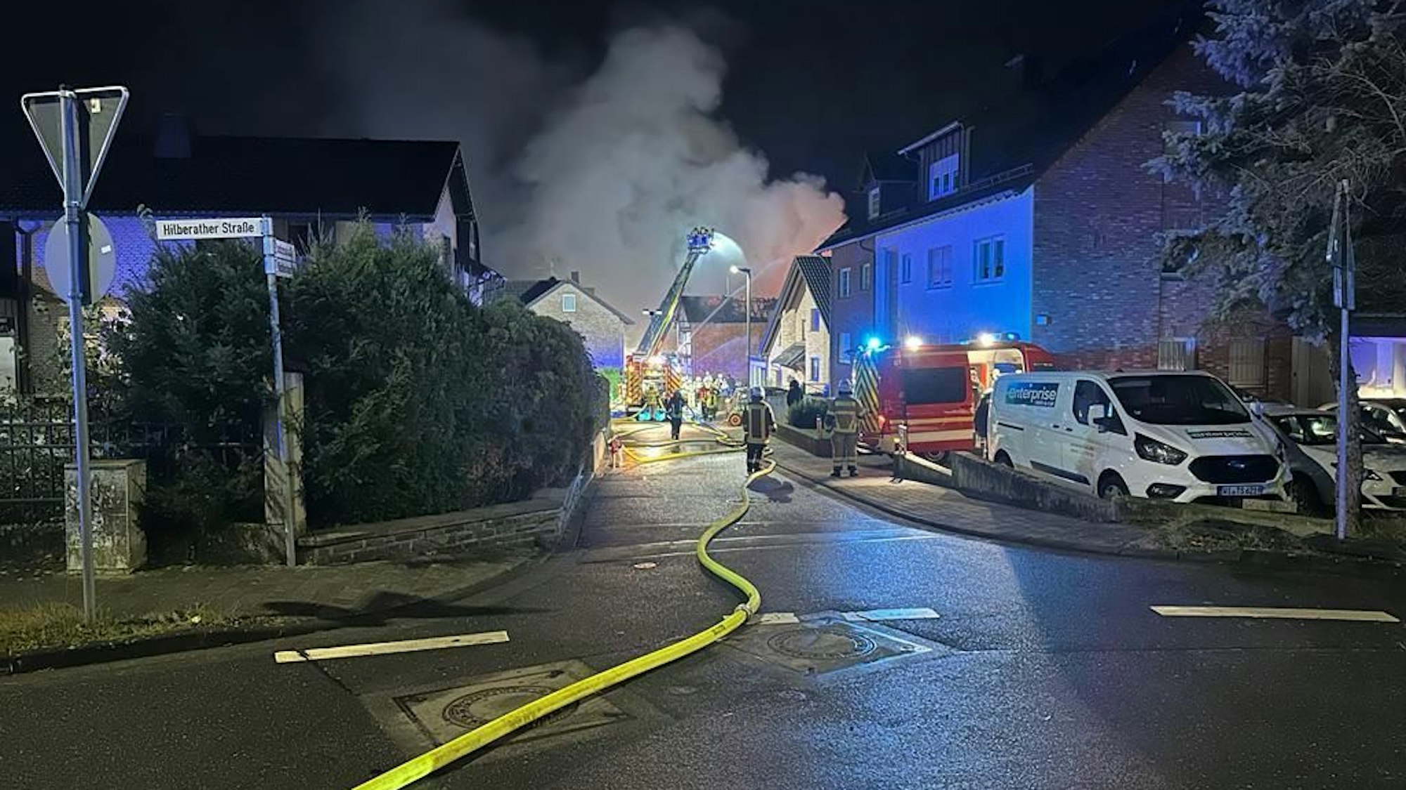Ein Wohnhaus in der Paulusstraße in Altendorf brannte. Bei Eintreffen der Einsatzkräfte stand der Dachstuhl in Flammen.