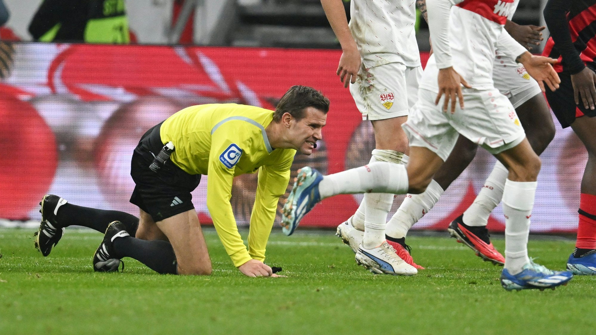25.11.2023, Hessen, Frankfurt/Main: Fußball: Bundesliga, Eintracht Frankfurt - VfB Stuttgart, 12. Spieltag, im Deutsche Bank Park. Schiedsrichter Felix Brych ist in seinem 344. Bundesligaspiel zu Boden gegangen.