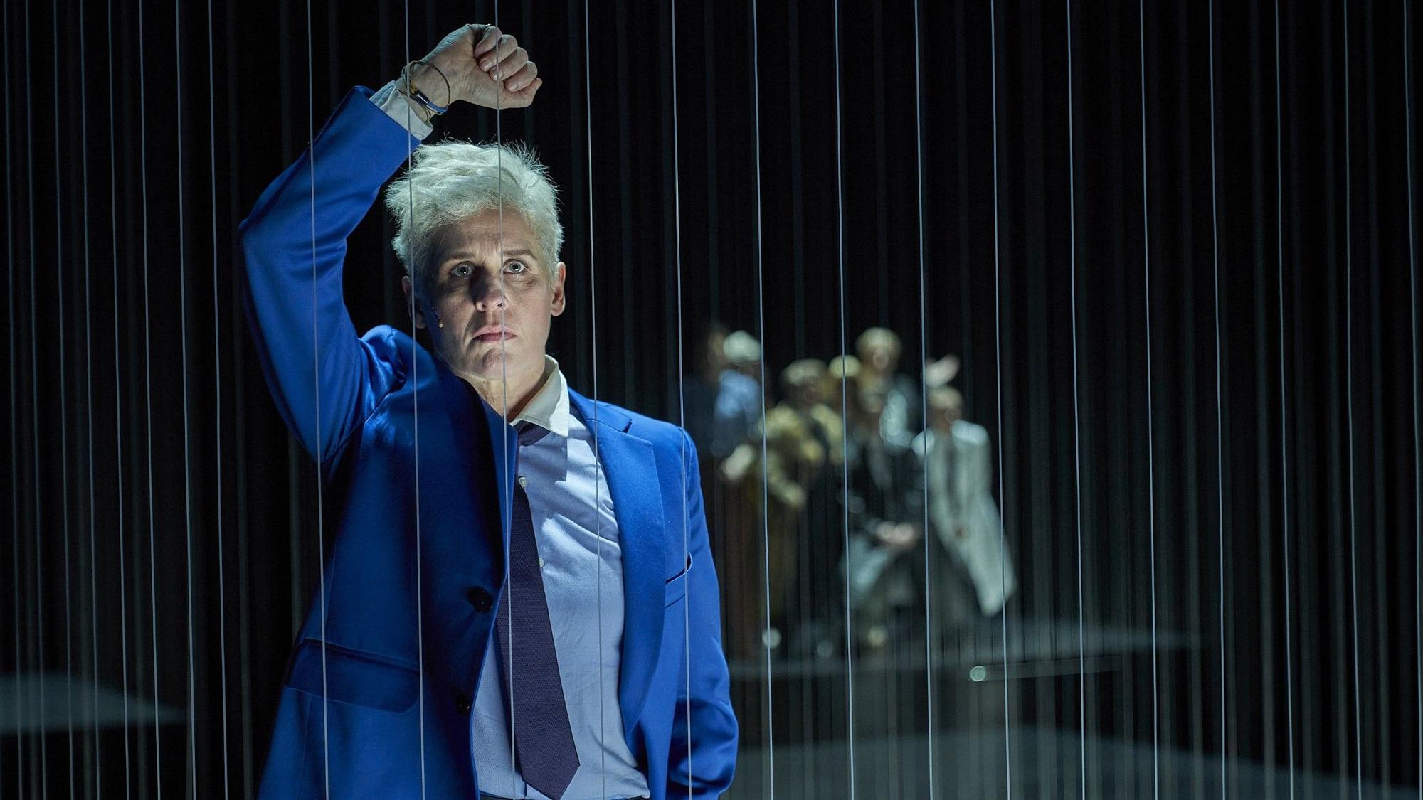 Johann Holtrop
Abriss der Gesellschaft
nach dem gleichnamigen Roman von Rainald Goetz
Regie: Stefan Bachmann
Regie: Stefan Bachmann
Bühne: Olaf Altmann
Kostüme: Jana Findeklee, Joki Tewes
Choreografie & Körperarbeit: Sabina Perry
Musikalische Einrichtung & Komposition: Sven Kaiser
Licht: Michael Gööck
Dramaturgie: Lea Goebel
Foto: Tommy Hetzel