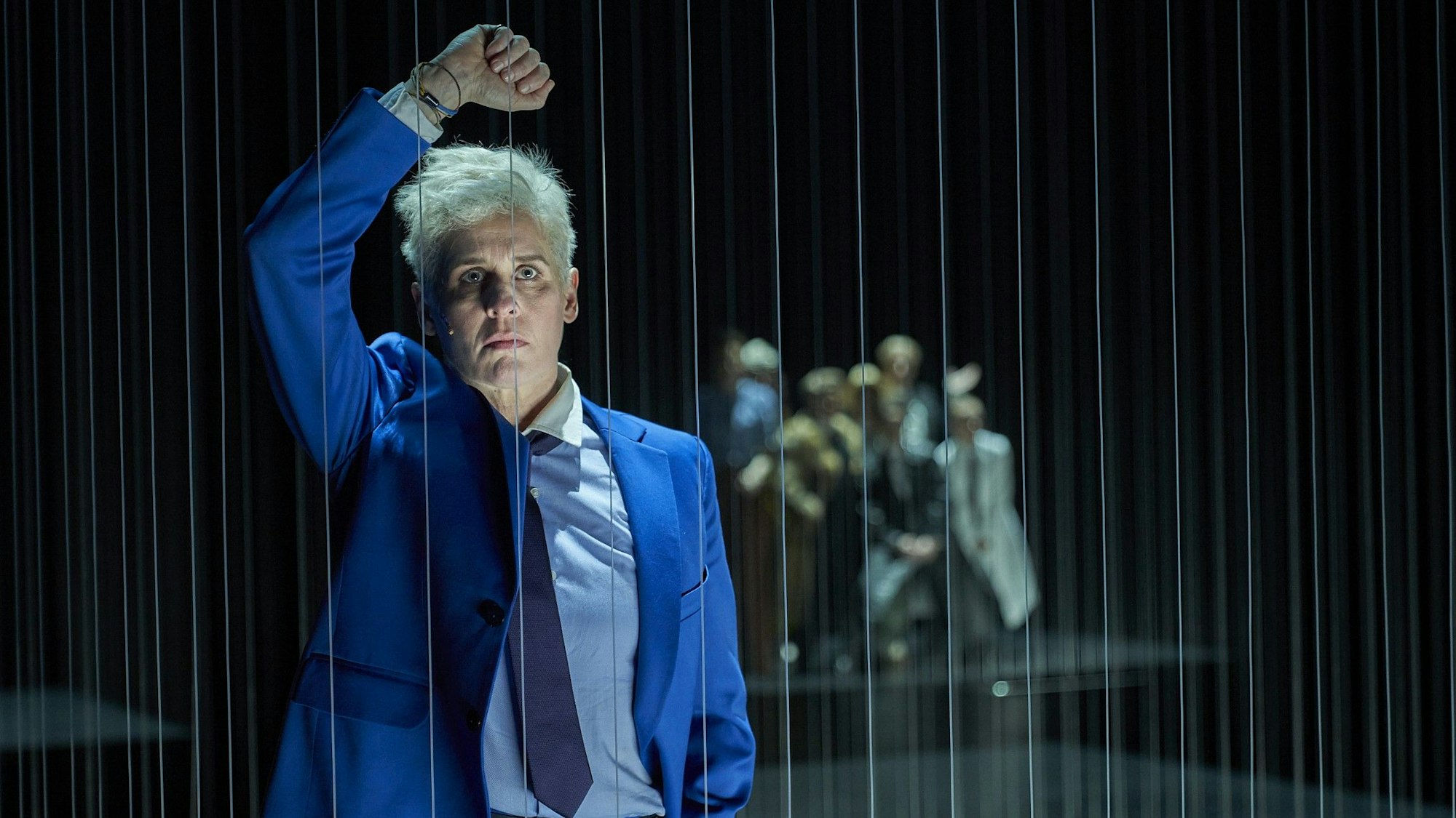 Johann Holtrop
Abriss der Gesellschaft
nach dem gleichnamigen Roman von Rainald Goetz
Regie: Stefan Bachmann
Regie: Stefan Bachmann
Bühne: Olaf Altmann
Kostüme: Jana Findeklee, Joki Tewes
Choreografie & Körperarbeit: Sabina Perry
Musikalische Einrichtung & Komposition: Sven Kaiser
Licht: Michael Gööck
Dramaturgie: Lea Goebel
Foto: Tommy Hetzel