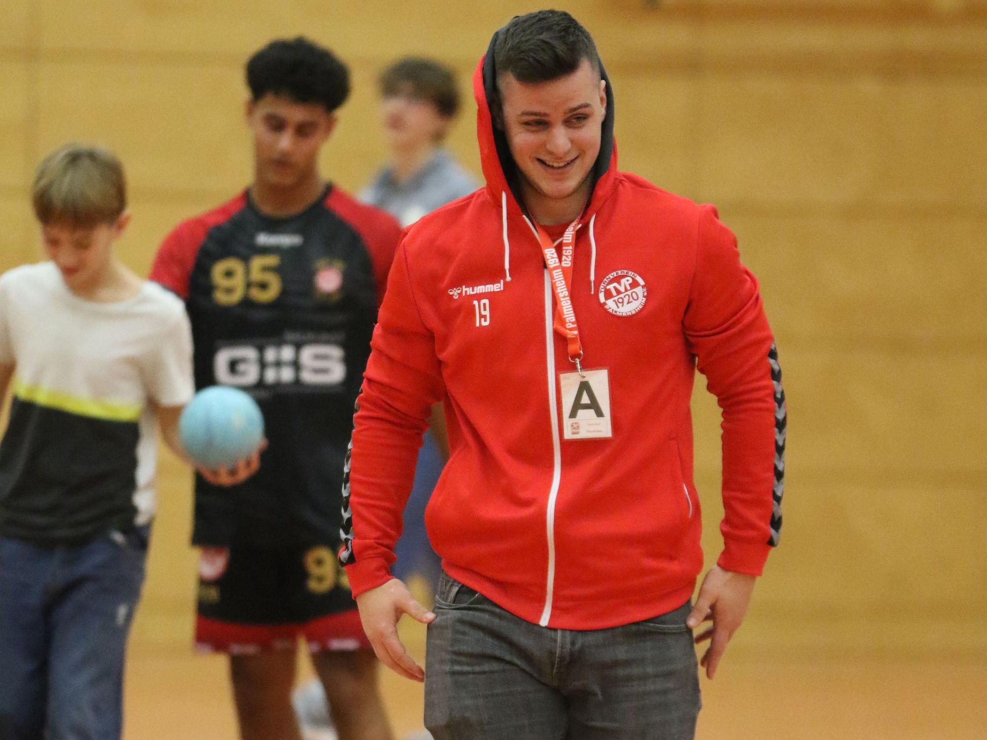 Der junge Palmersheimer Trainer grinst, weil er von den eigenen Fans mit Gesängen auf den Arm genommen wird.