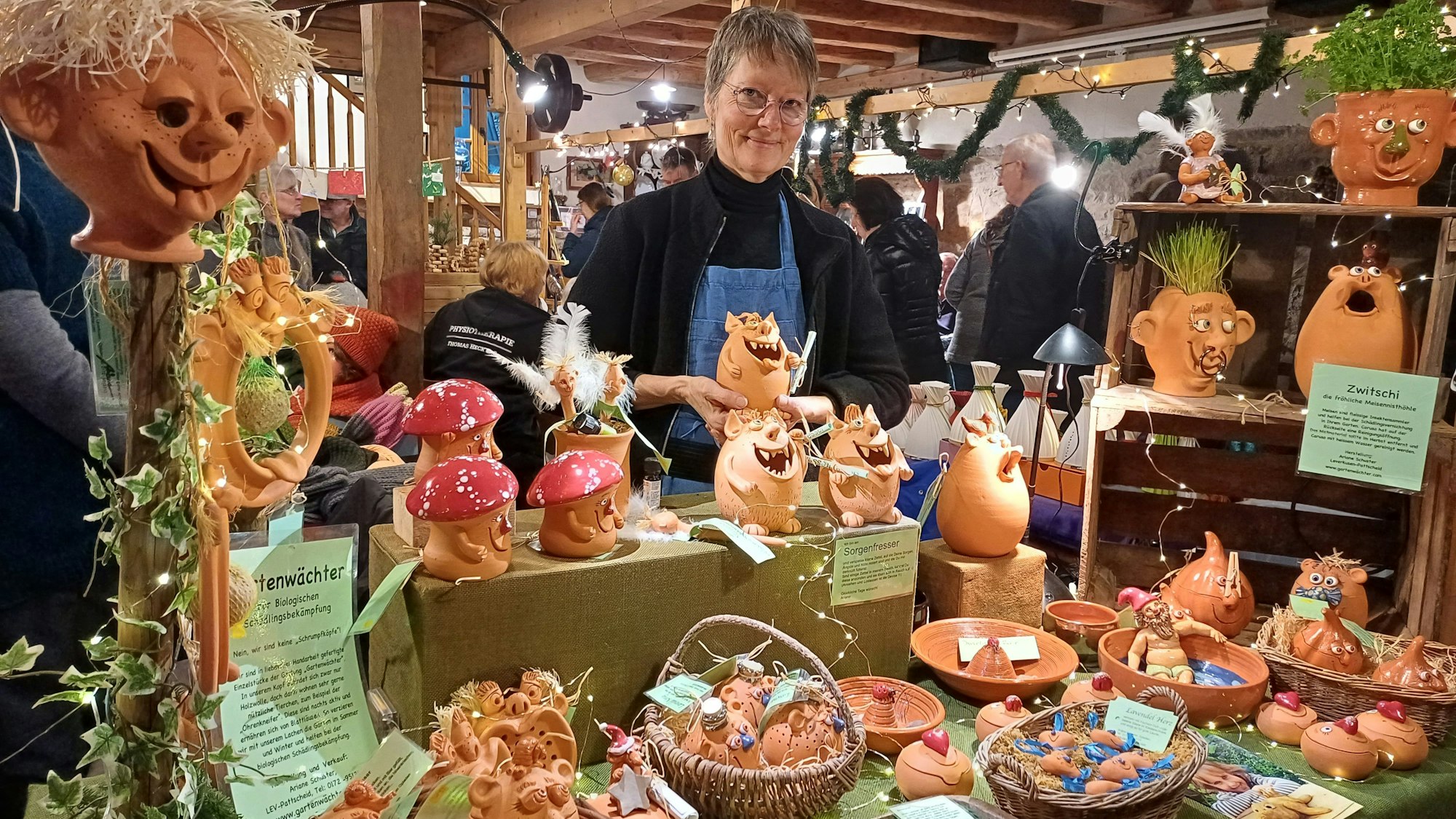 Frau an einem Stand mit Keramik