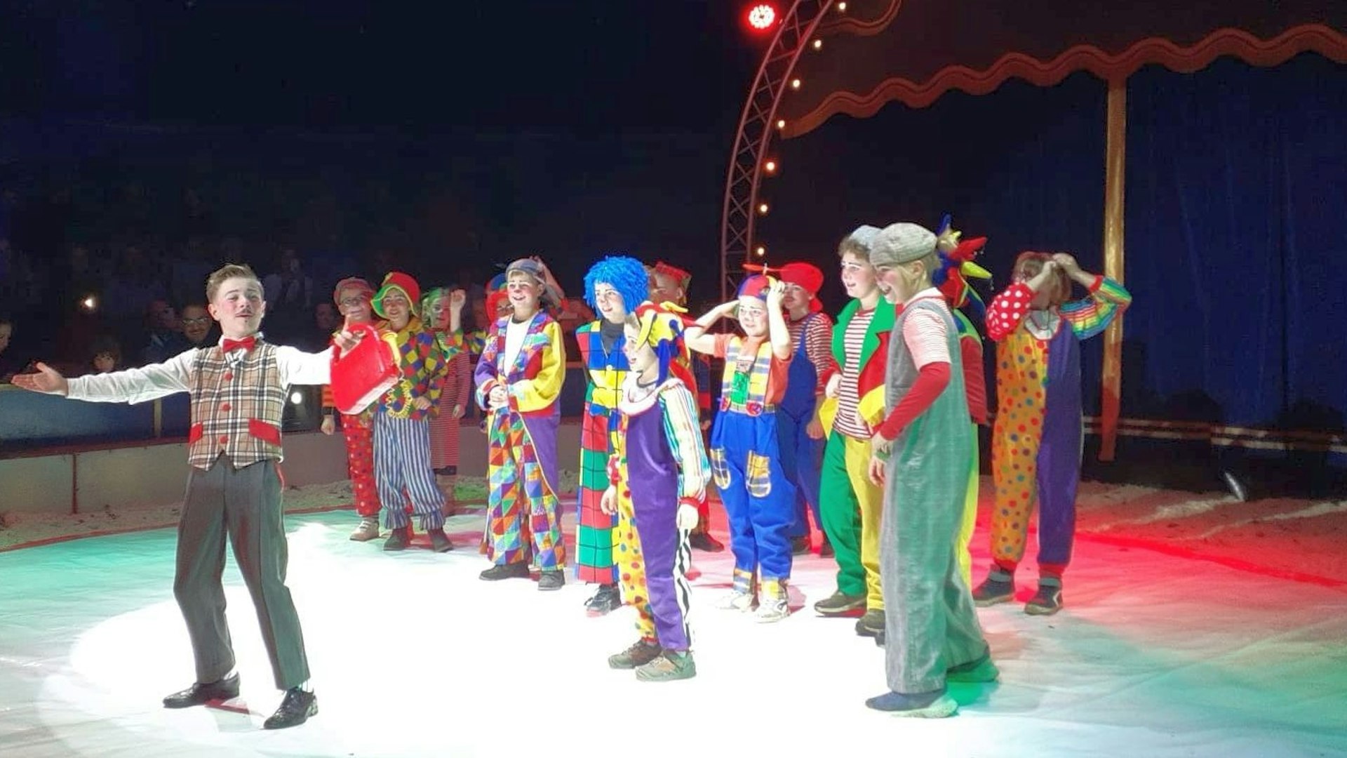 Die Clowns machen Party in der Manege.