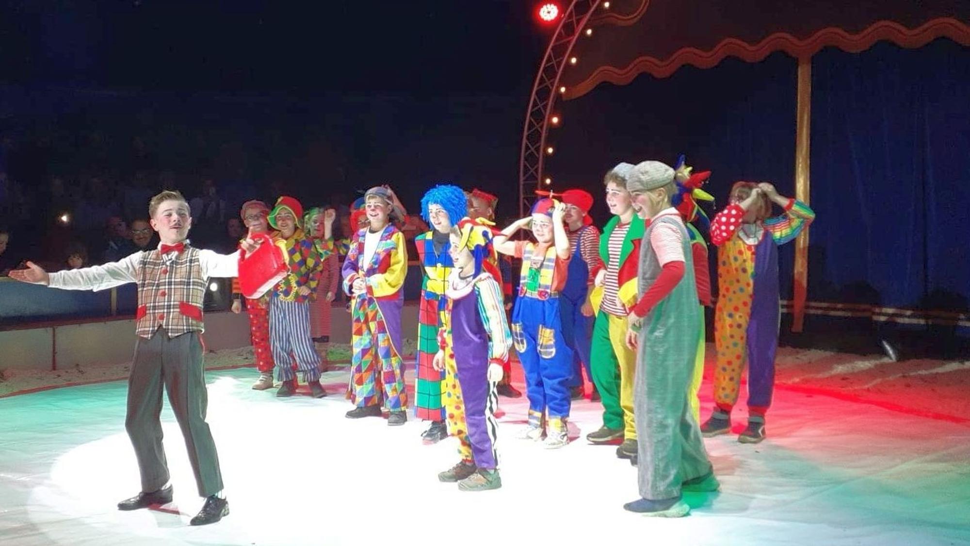 Die Clowns machen Party in der Manege.
