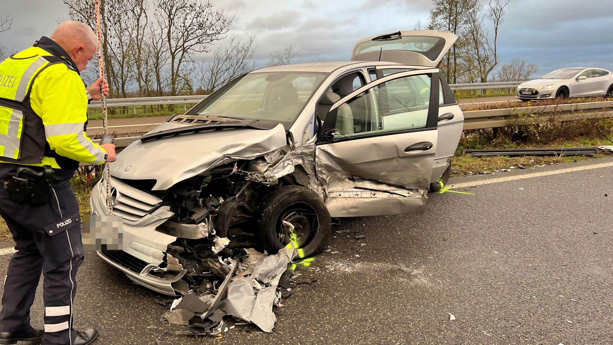 Das Bild zeigt einen Polizeibeamten am Wagen des Falschfahrers.