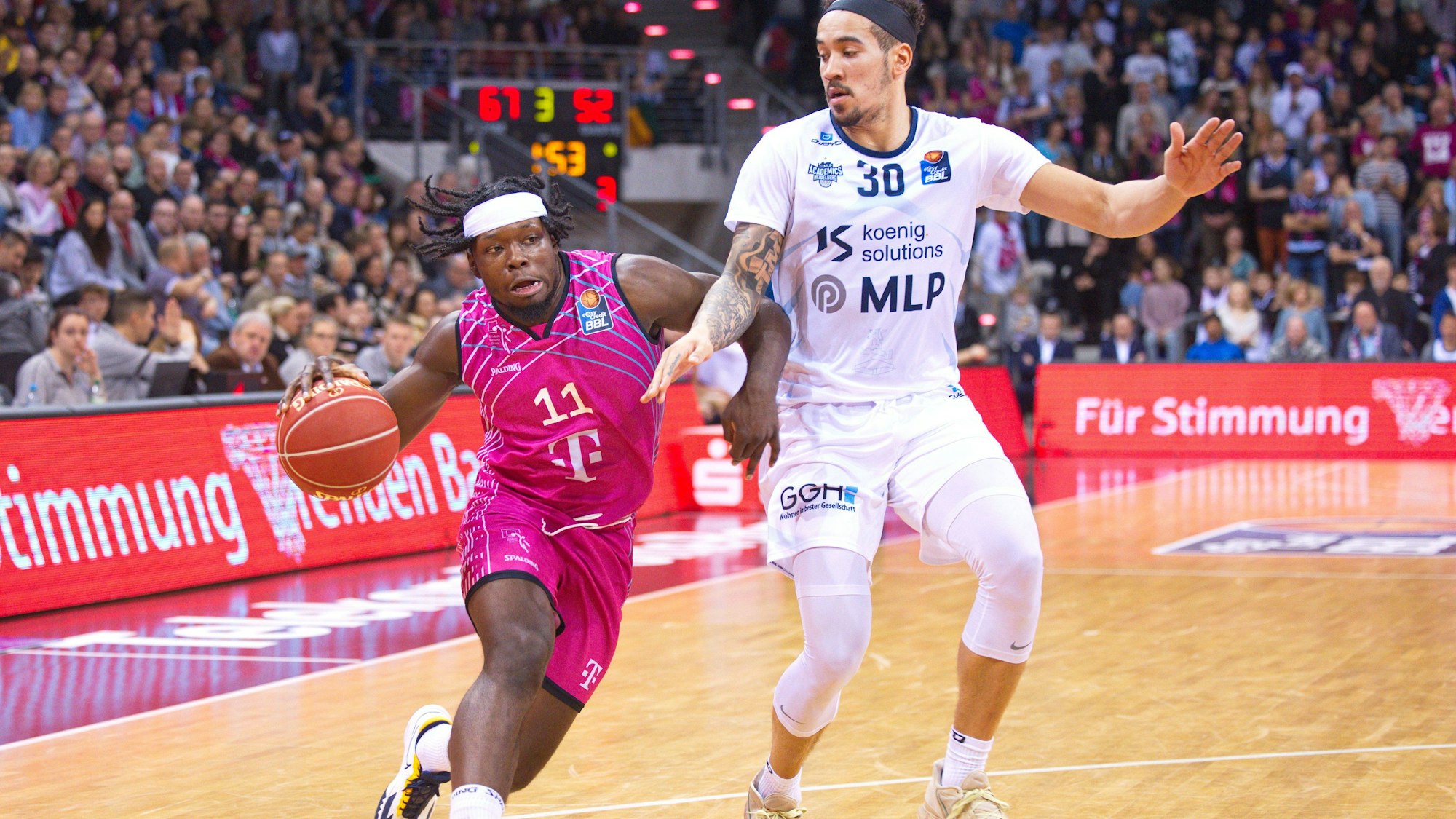 Bonns Brian Fobbs (links) zieht gegen Heidelbergs Jeffrey Carroll zum Korb, er kam auf 13 Punkte.