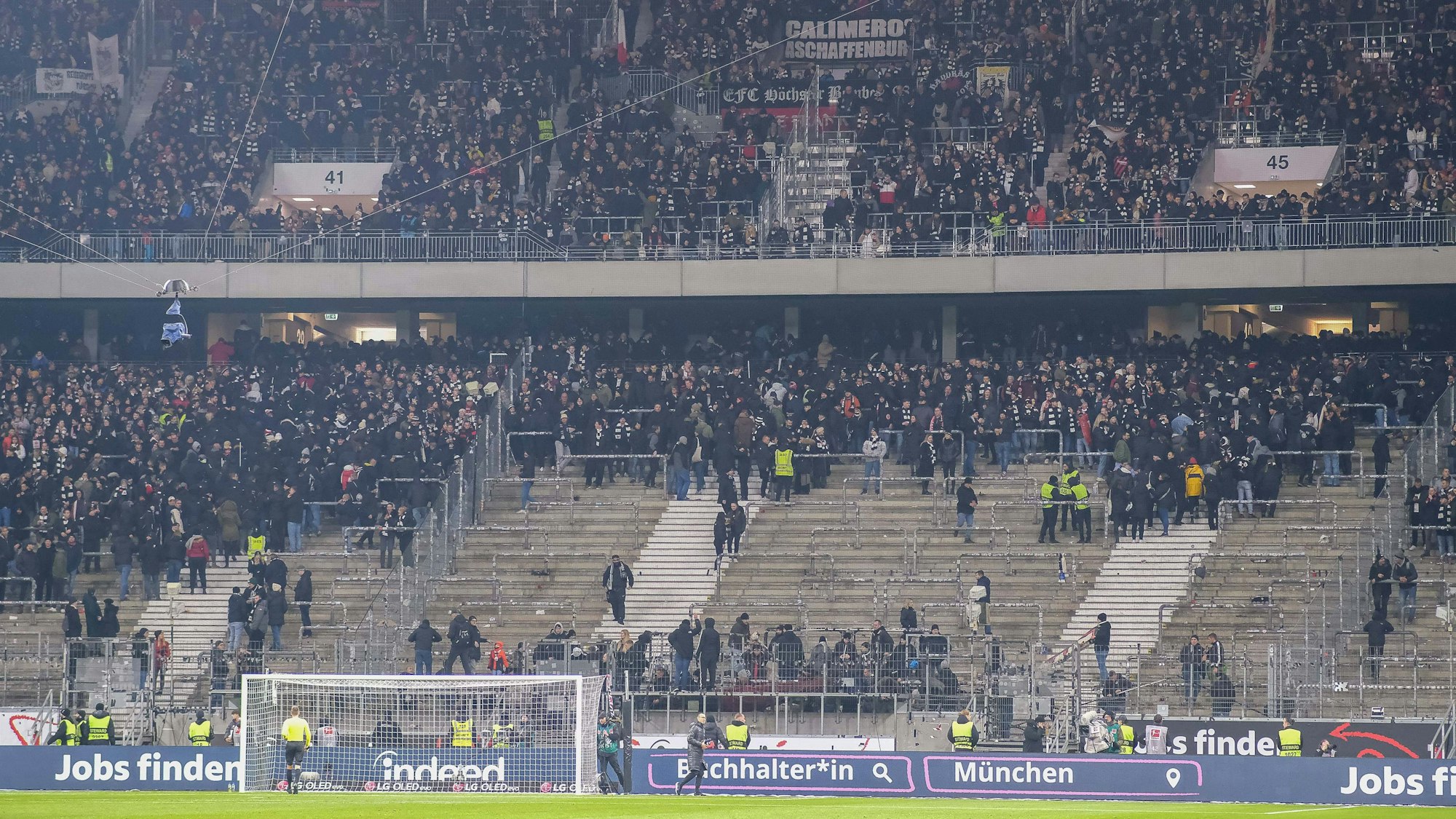 Protest gegen Polizei-Härte: Fans von Eintracht Frankfurt haben kollektiv den Block verlassen.