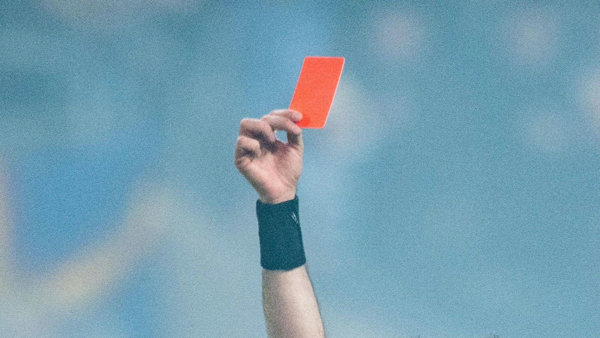 Nach einer Gelb-Roten Karte stieß ein Stotzheimer Spieler den Schiedsrichter zweimal gegen die Brust: 18 Monate Sperre.