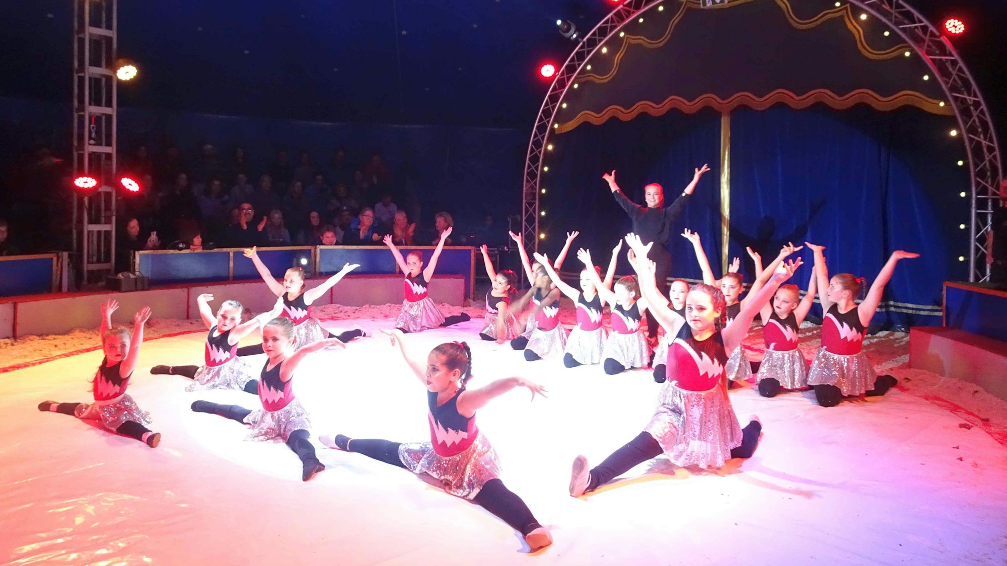 Die Acrobatic-Kids zeigen, was sie gelernt haben. Gala-Abschluss-Vorstellung der Zirkuswoche in der GGS Sürster Zirkus mit dem Zirkus Casselly.